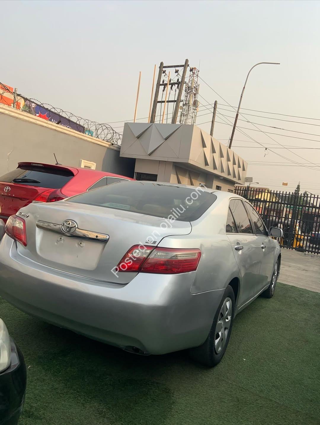2009 Toyota Camry: Reliable & Affordable Luxury