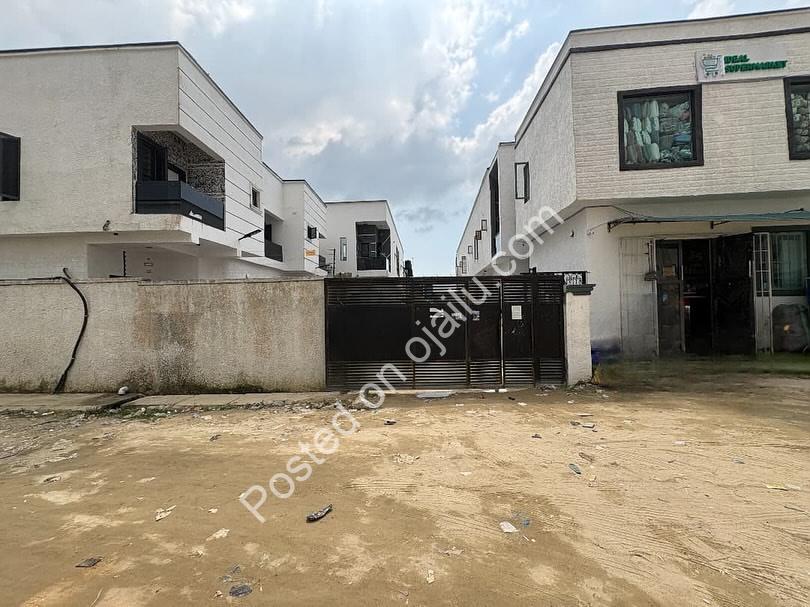 Modern 2-Bed Terrace: En-Suite Bliss in Ogombo