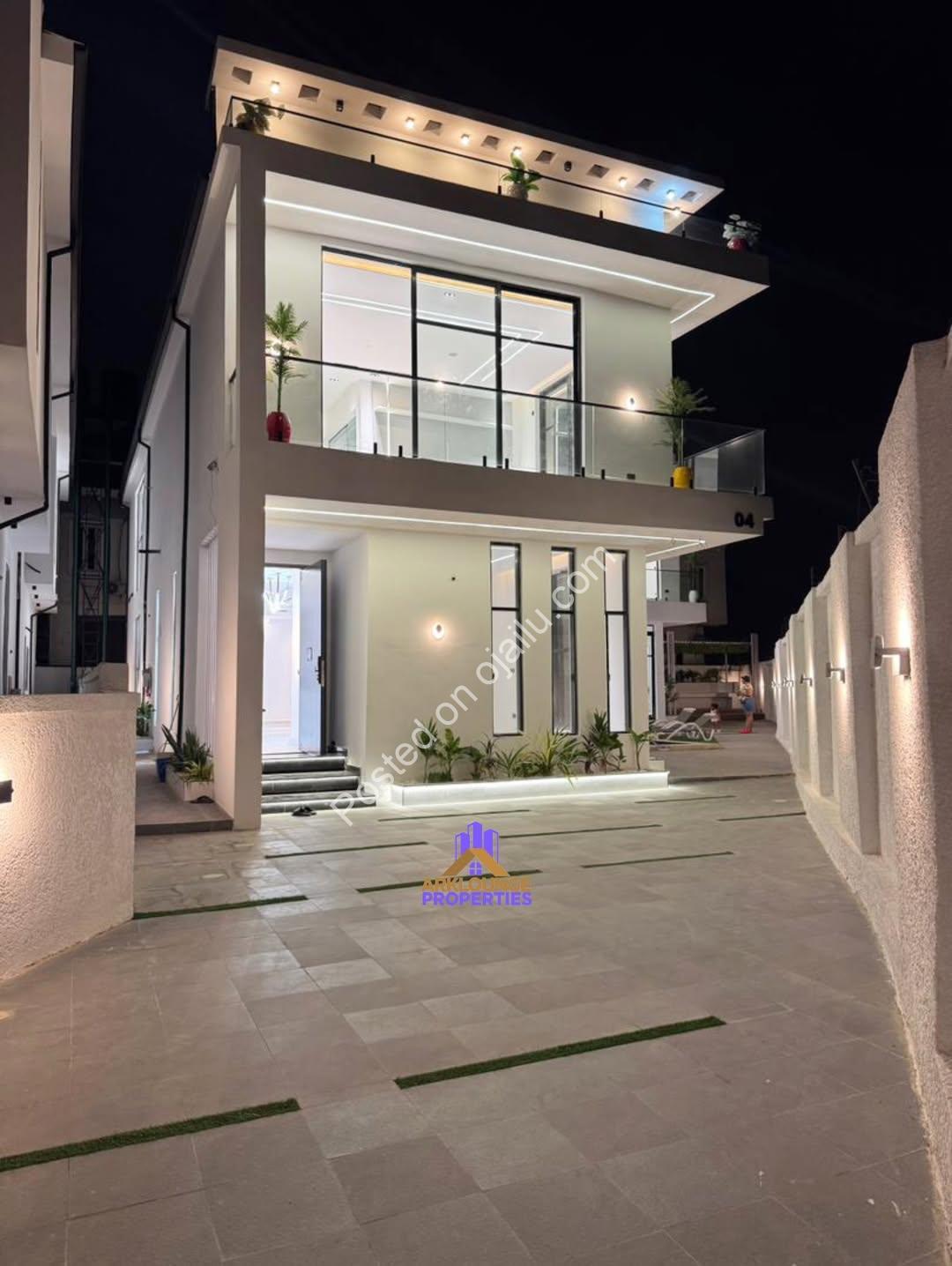 Lekki Haven: 5-Bed Estate with Private Pool & Cinema