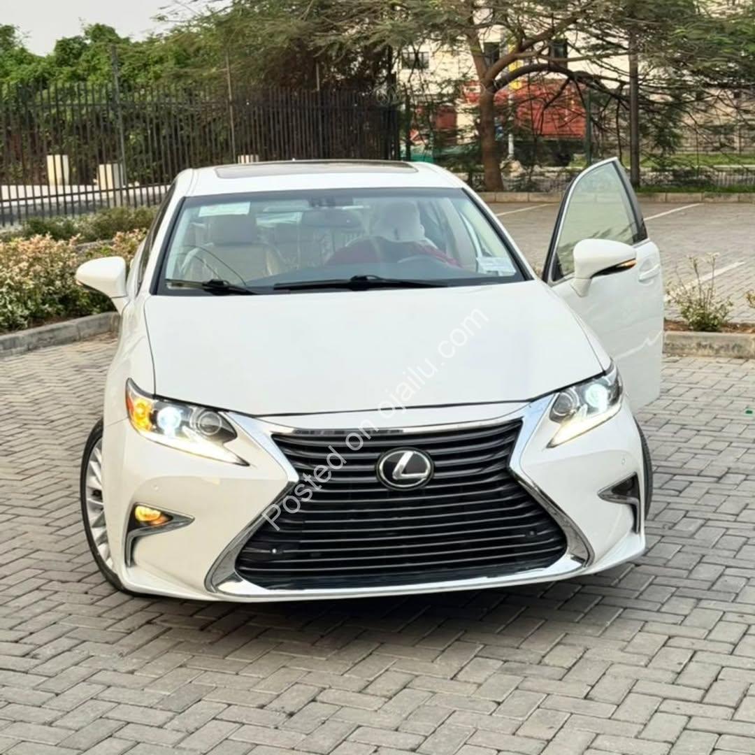 2014 Lexus ES350: Luxe & Low-Mileage