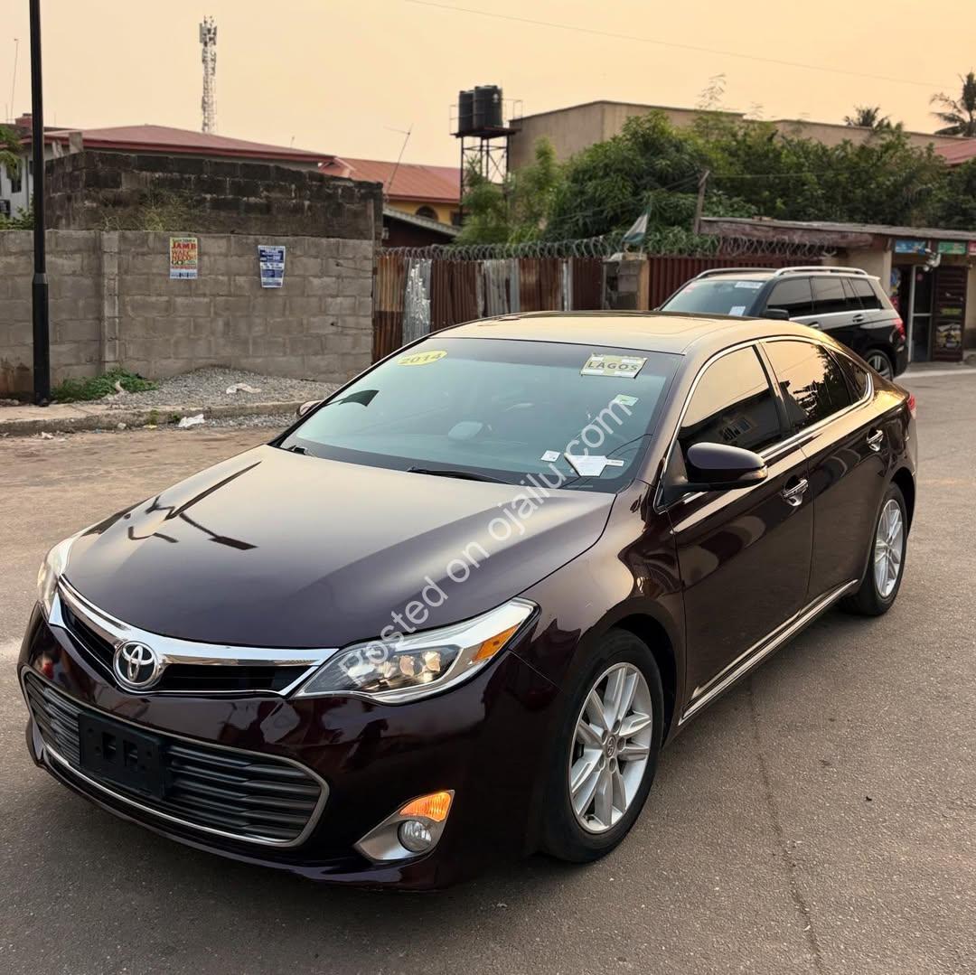 Luxury 2014 Avalon XLE: Sunroof, Camera, Thumbstart – 18.5M