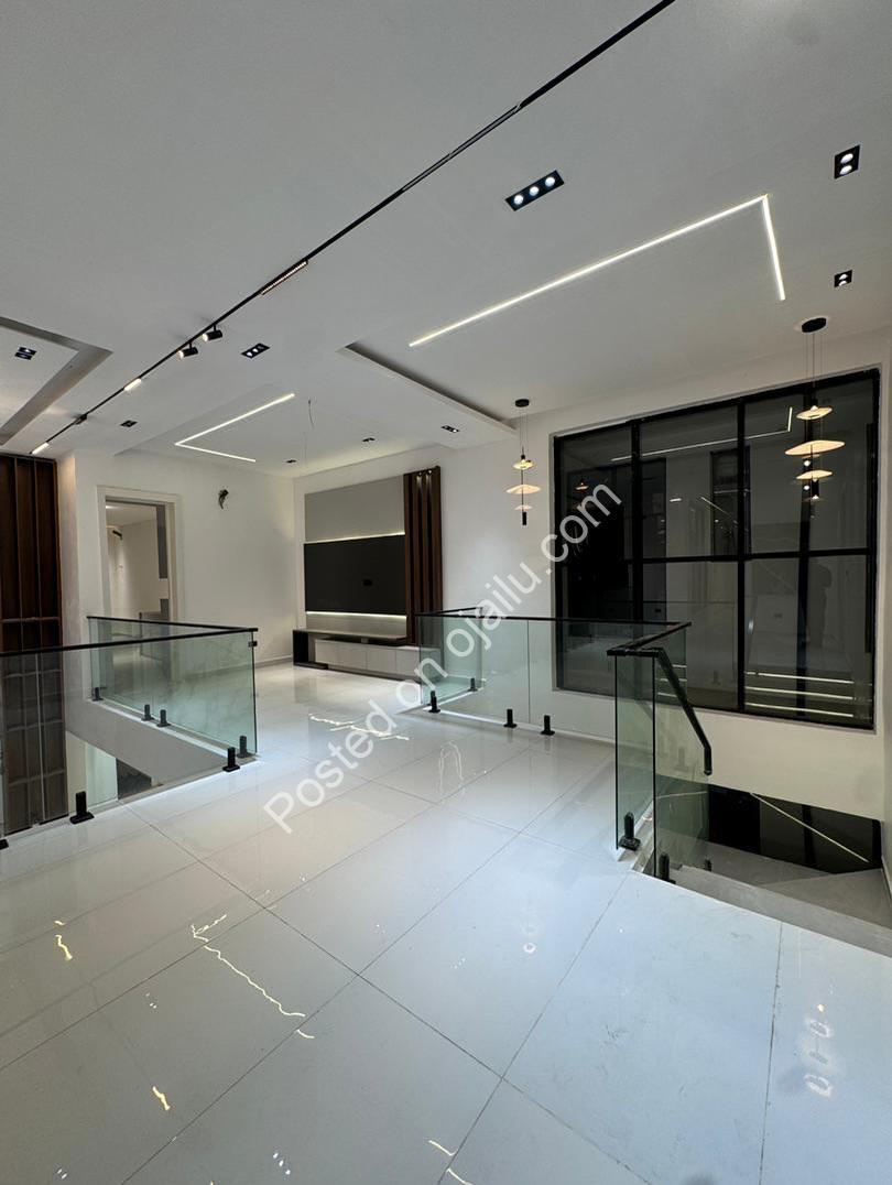 Lekki Haven: 5-Bed Estate with Private Pool & Cinema