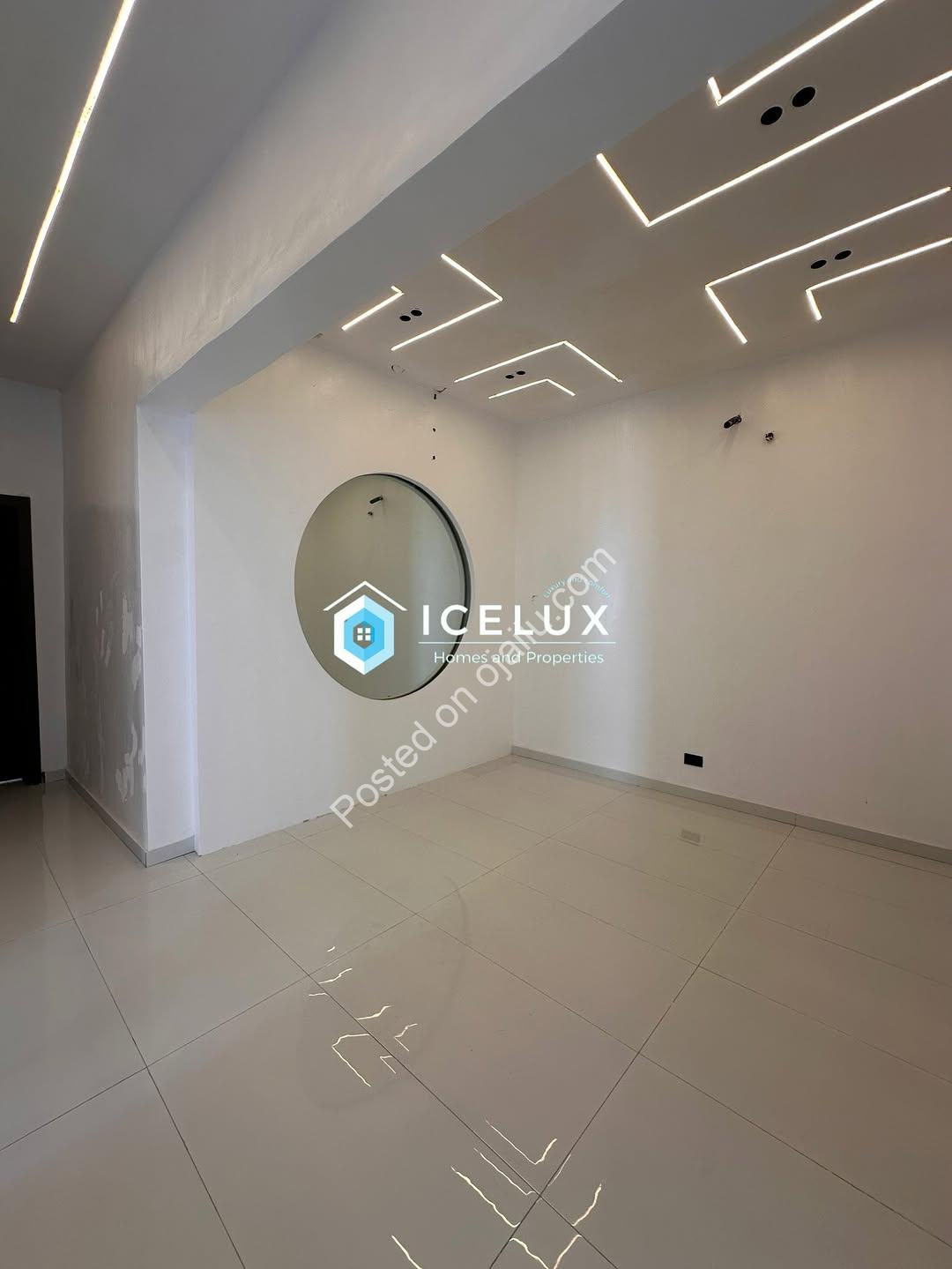 Majestic 5-Bedroom Oasis with Resort-Style Pool in Ajah