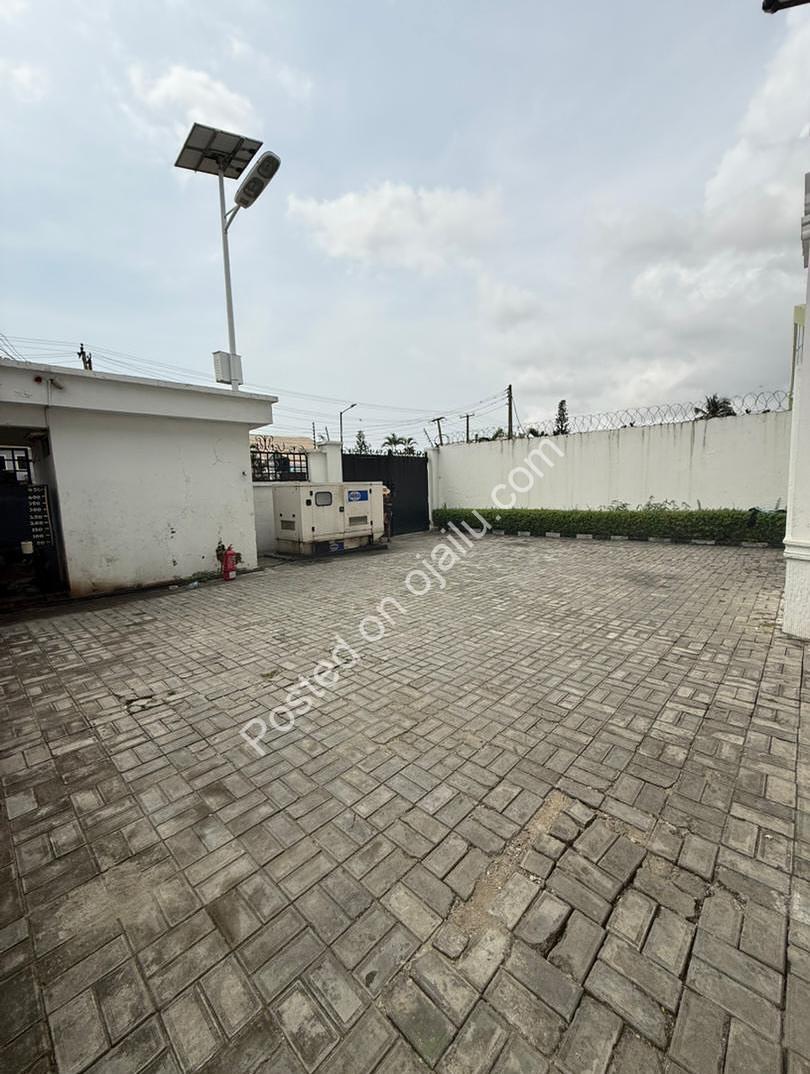Lekki’s Ultimate 5-Bed Family Oasis with Pool