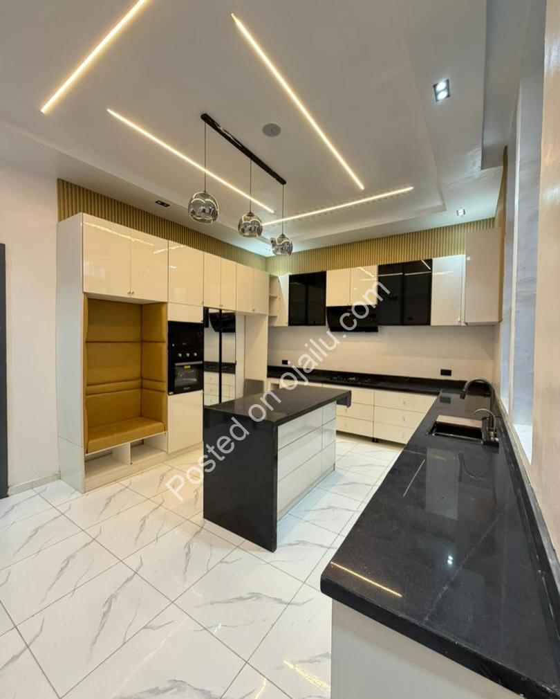 Exquisite 5-Bed VGC Haven with Pool & Luxury Finishes