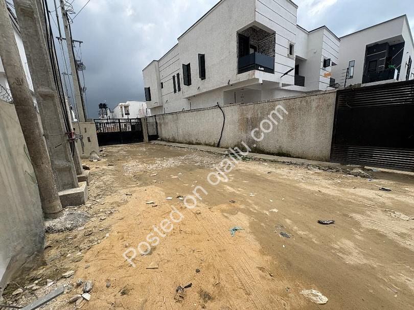 Modern 2-Bed Terrace: En-Suite Bliss in Ogombo