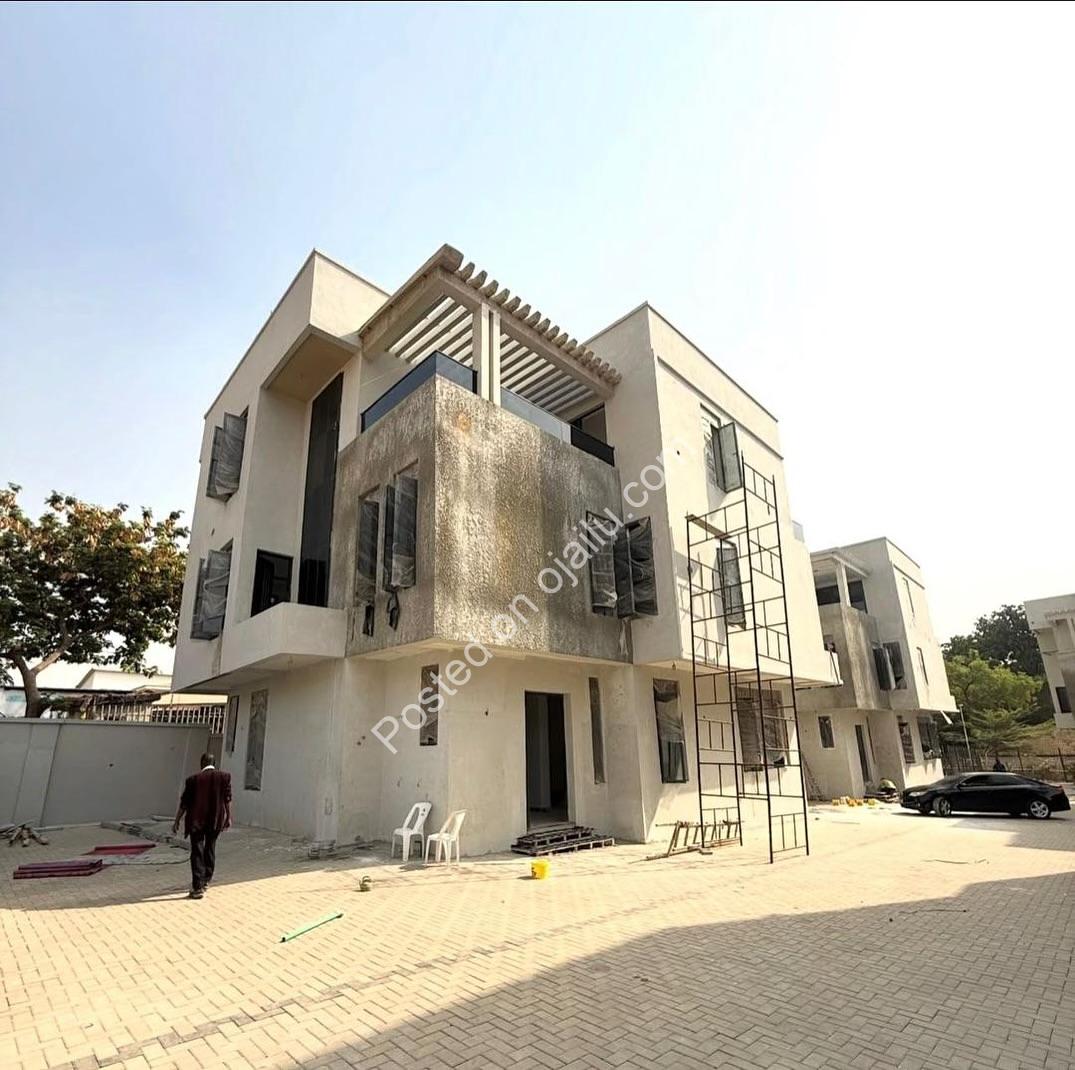 Exclusive 5-Bed Estate with Pool & BQ in Life-Camp