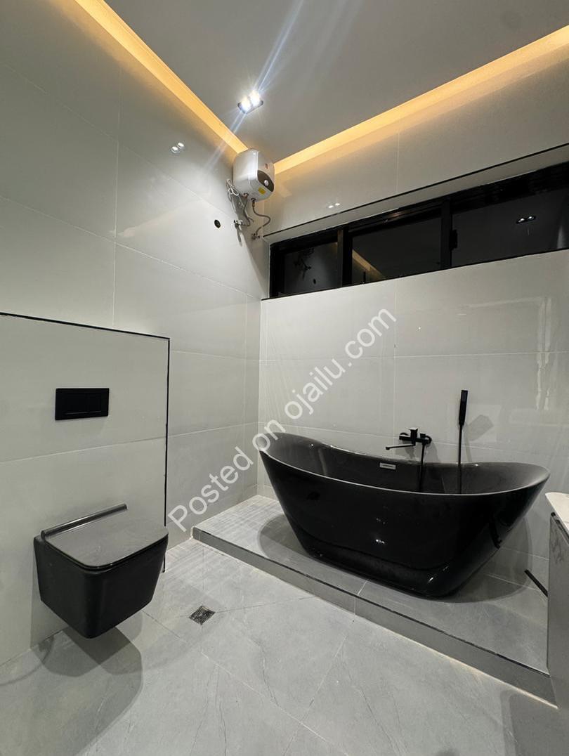 Lekki Haven: 5-Bed Estate with Private Pool & Cinema