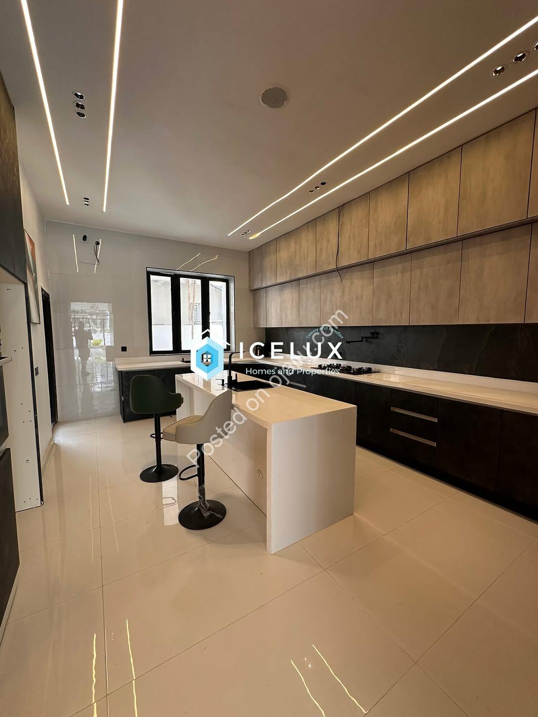 Majestic 5-Bedroom Oasis with Resort-Style Pool in Ajah