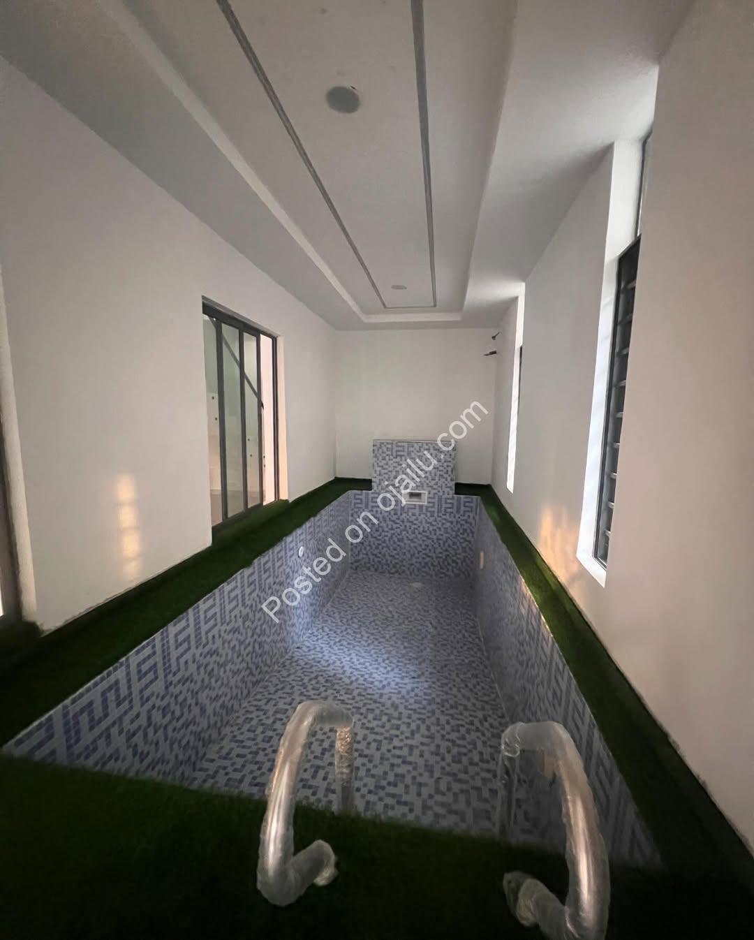 Chevron’s Finest: 5-Bed Poolside Estate Masterpiece