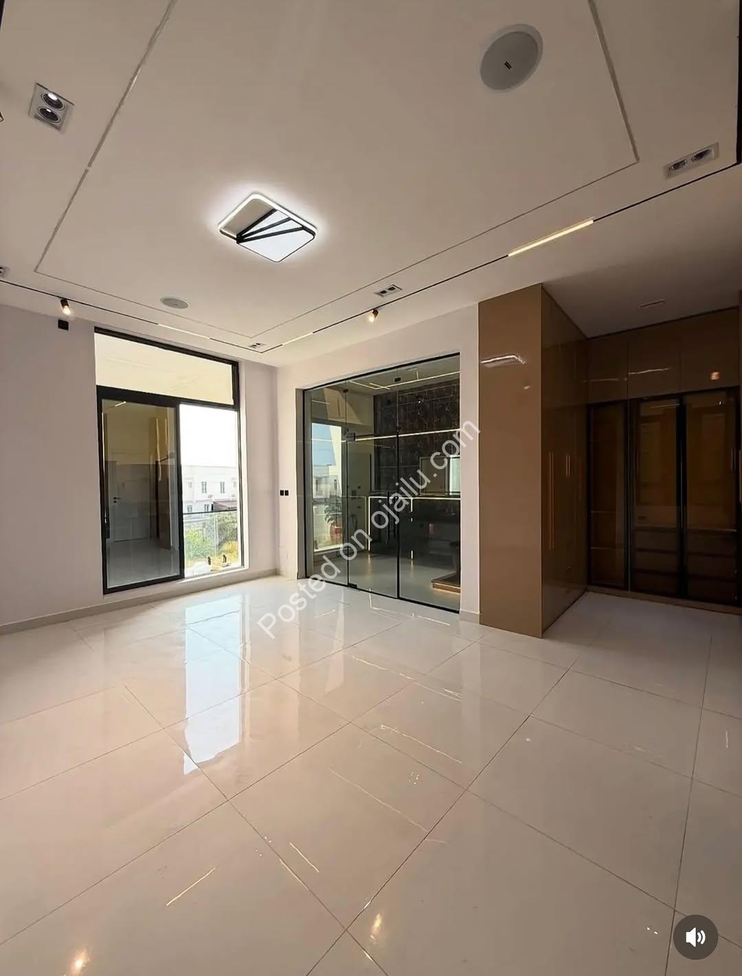 Lavish 5-Bedroom Haven in Chevron Tollgate Estate