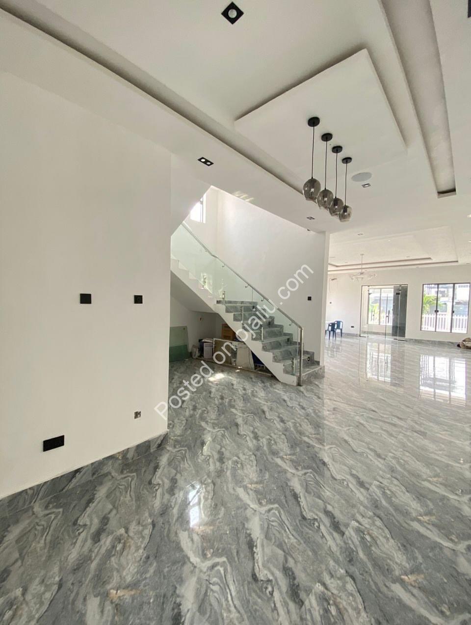 Lagos Dream Home: 5BR Duplex with Pool & Cinema