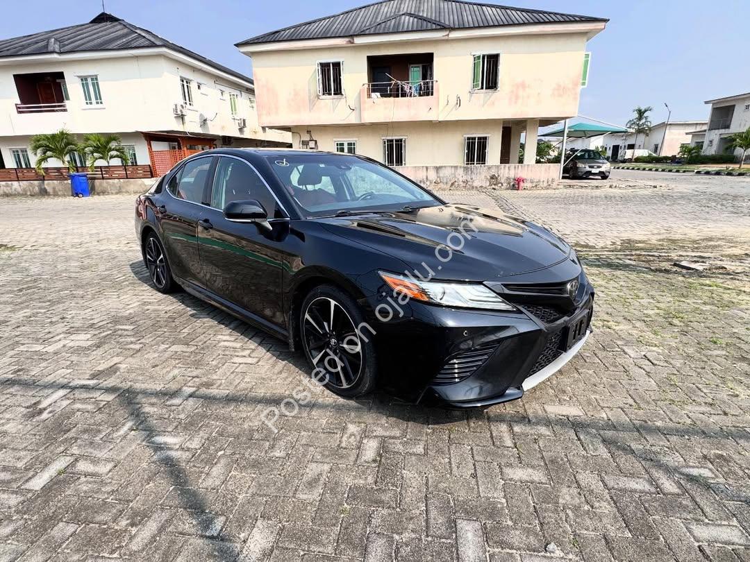 2018 Camry XSE: Luxury Tech & Panoramic Views