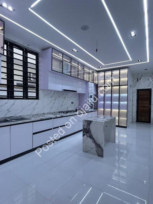 Chevron’s Crown Jewel: 5-Bed Duplex with Pool & BQ