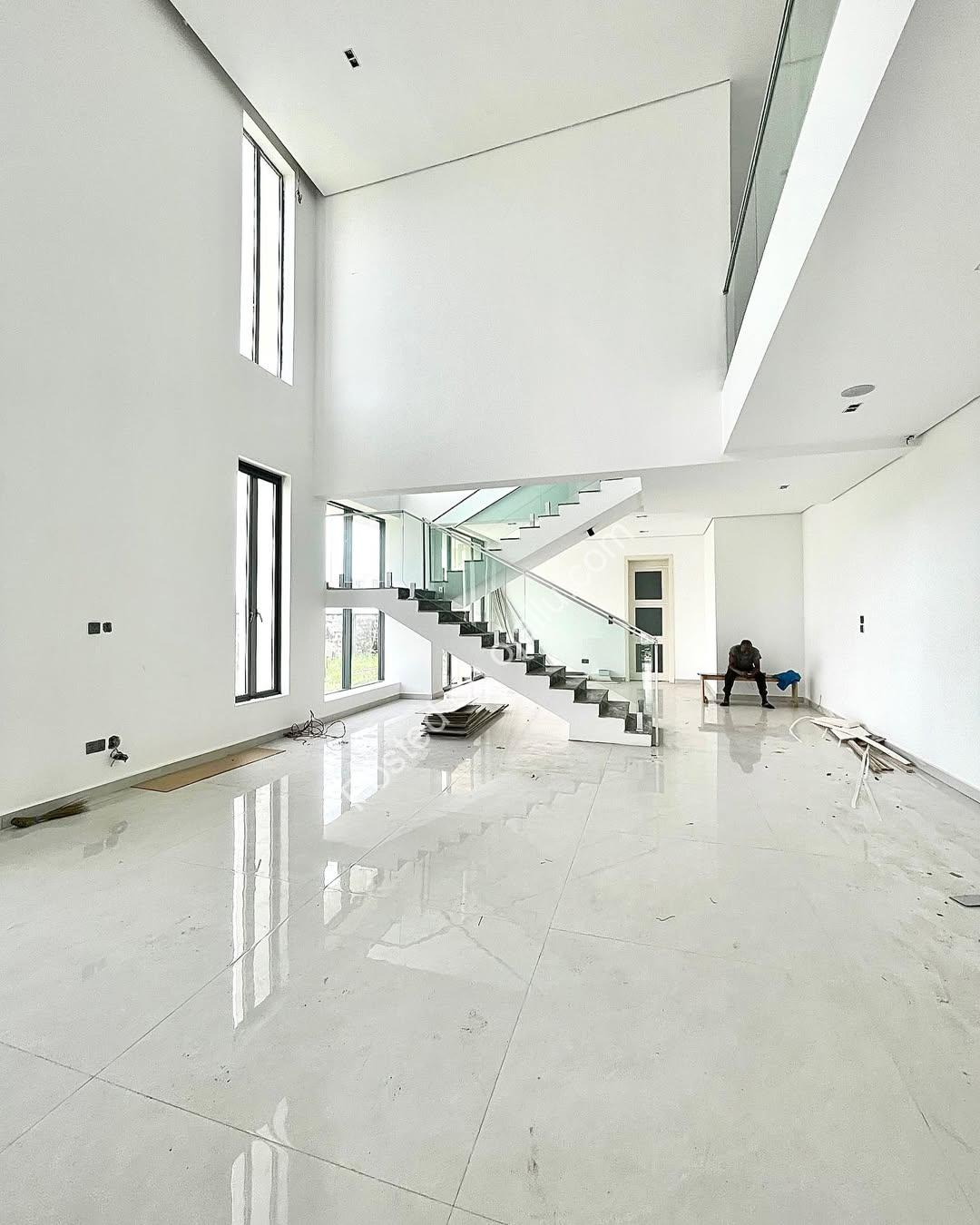 Rooftop Serenity Awaits: 5-Bed Lekki Haven