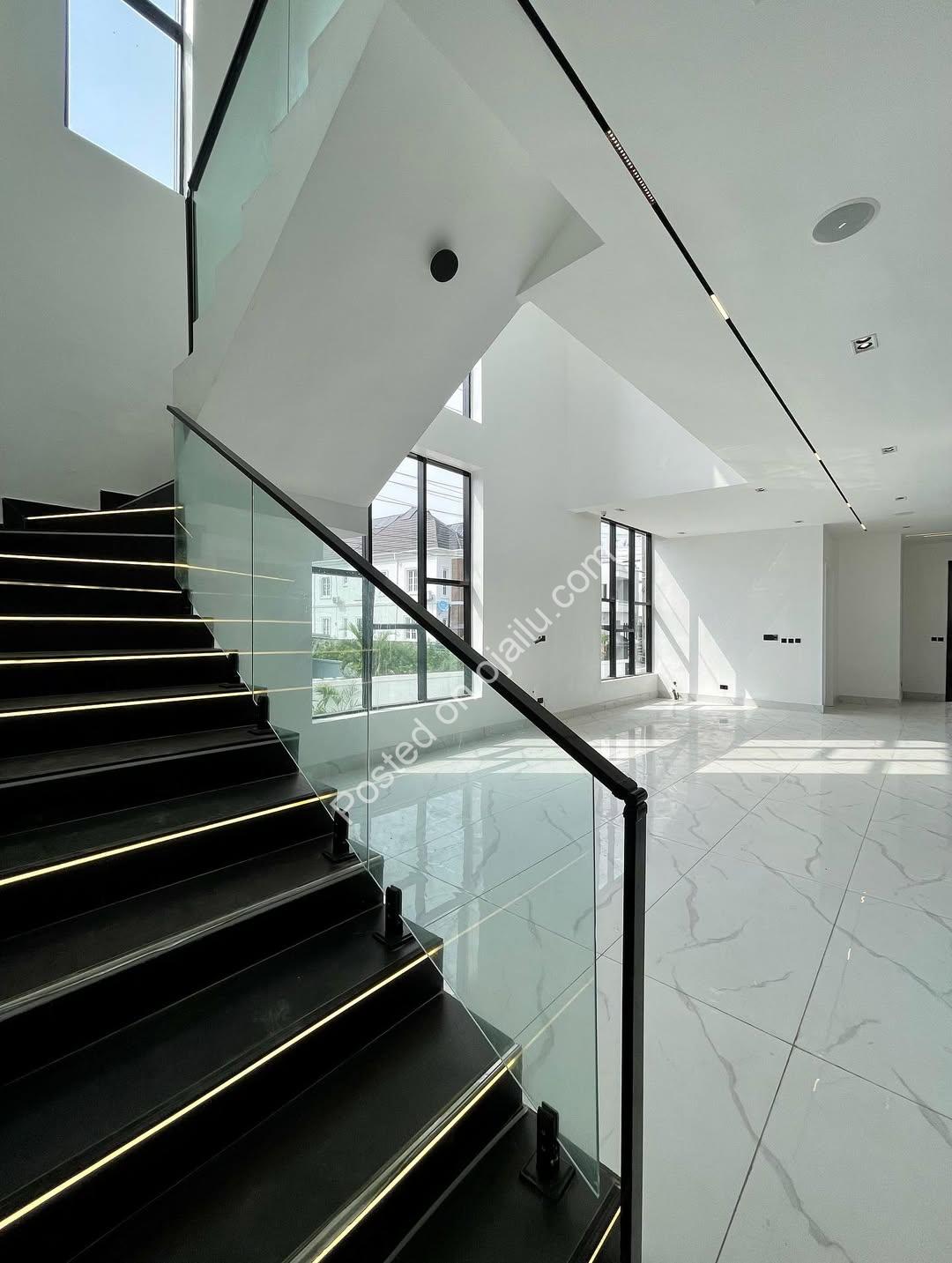 Lekki’s Grand 5-Bedroom Oasis with Resort-Style Pool