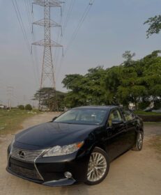 Luxury Lexus ES350: Sunroof & Tech
