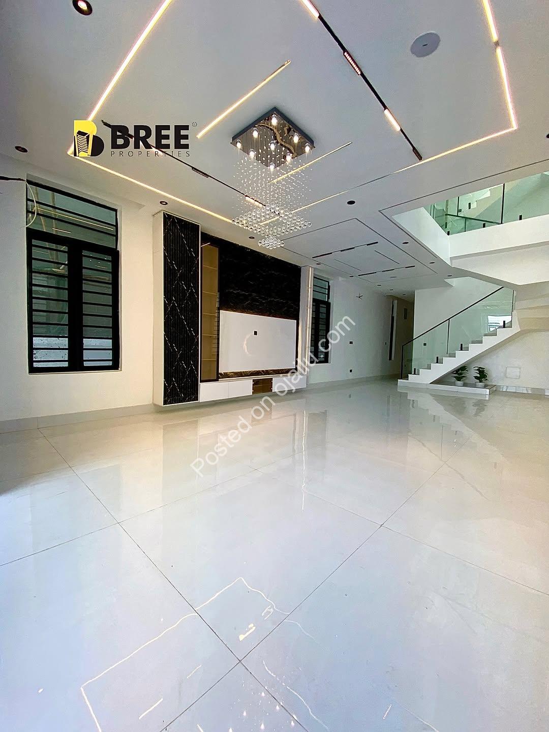 Opulent 5-Bed Haven with Pool & Gym in Prime Chevron Estate