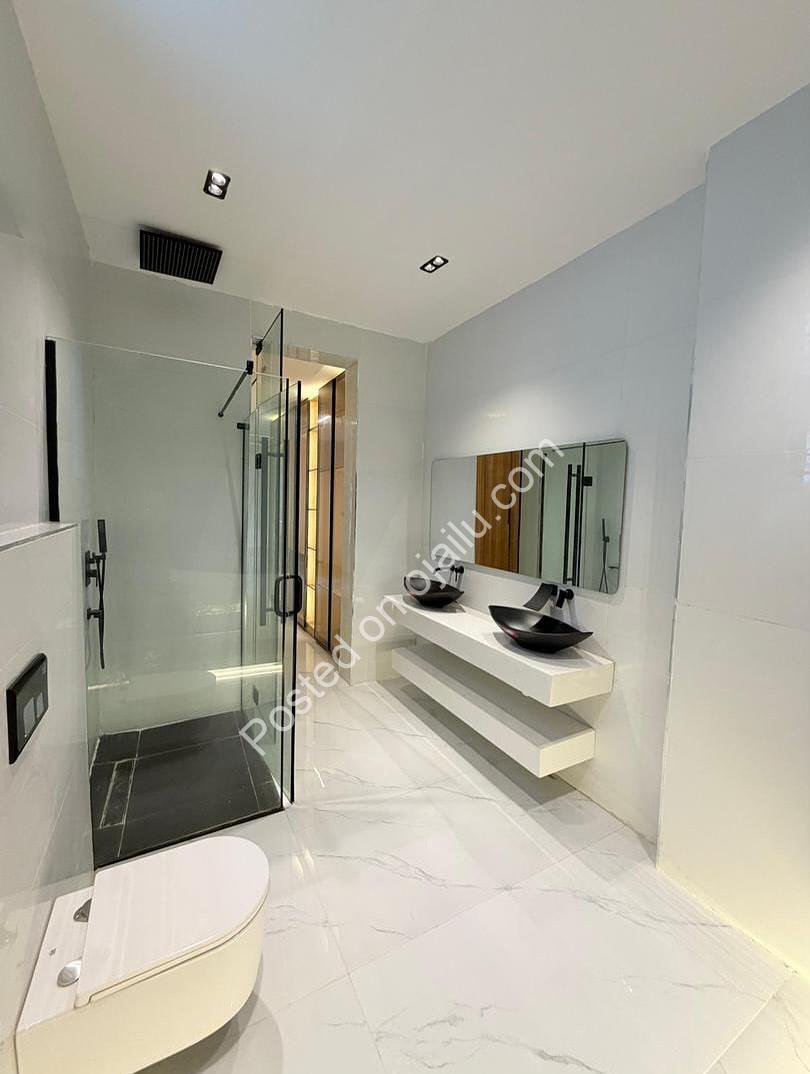 Lagos Luxury Estate: 5BR Duplex with Pool & Cinema