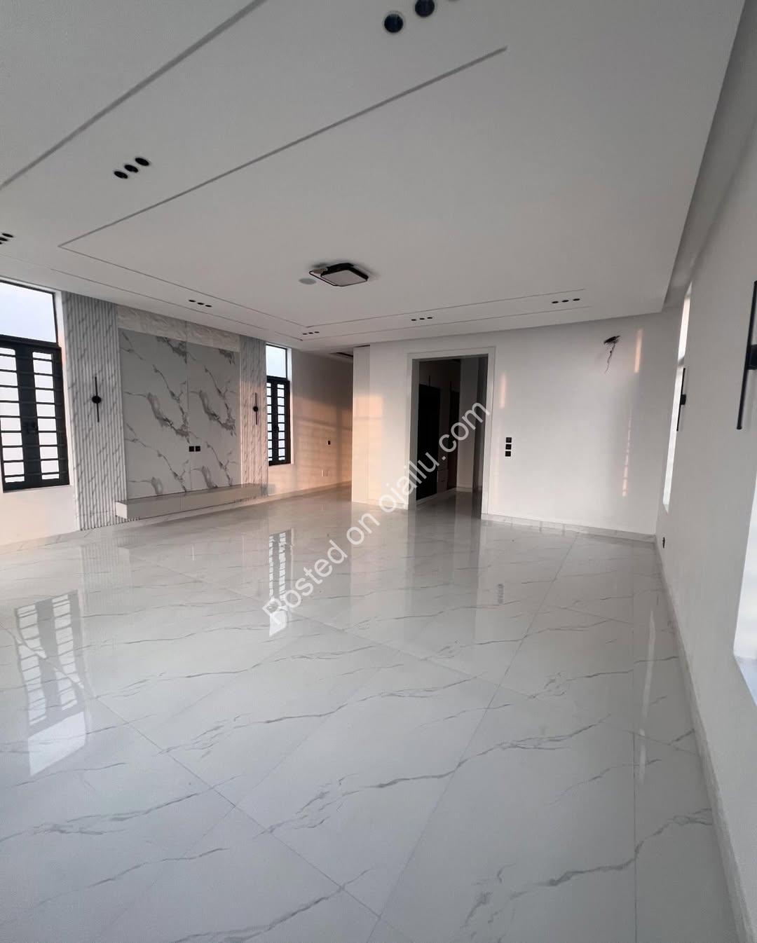 Chevron’s Finest: 5-Bed Poolside Estate Masterpiece