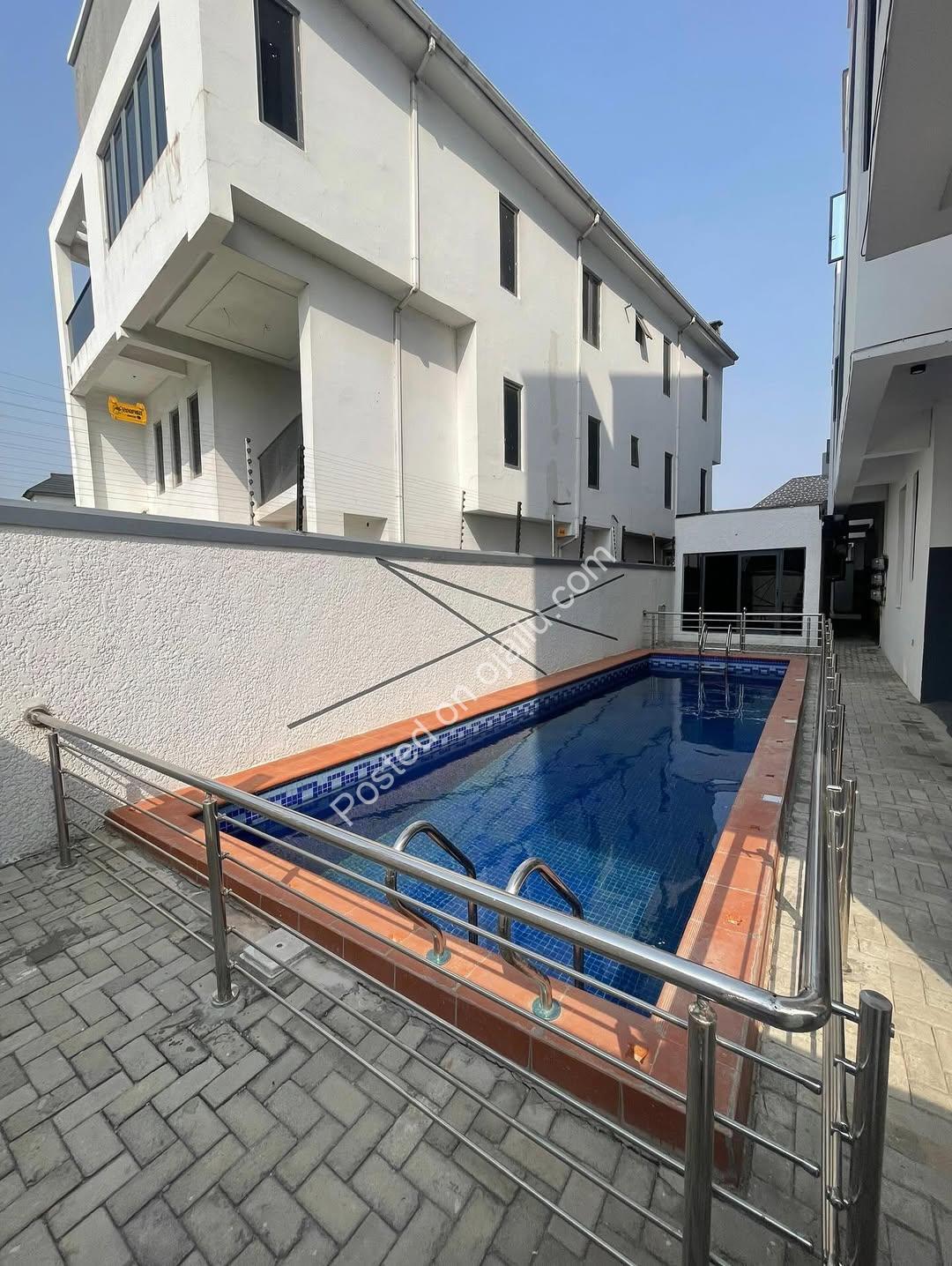 Sleek 1 & 2BR Apartments with Pool & Gym in Lekki