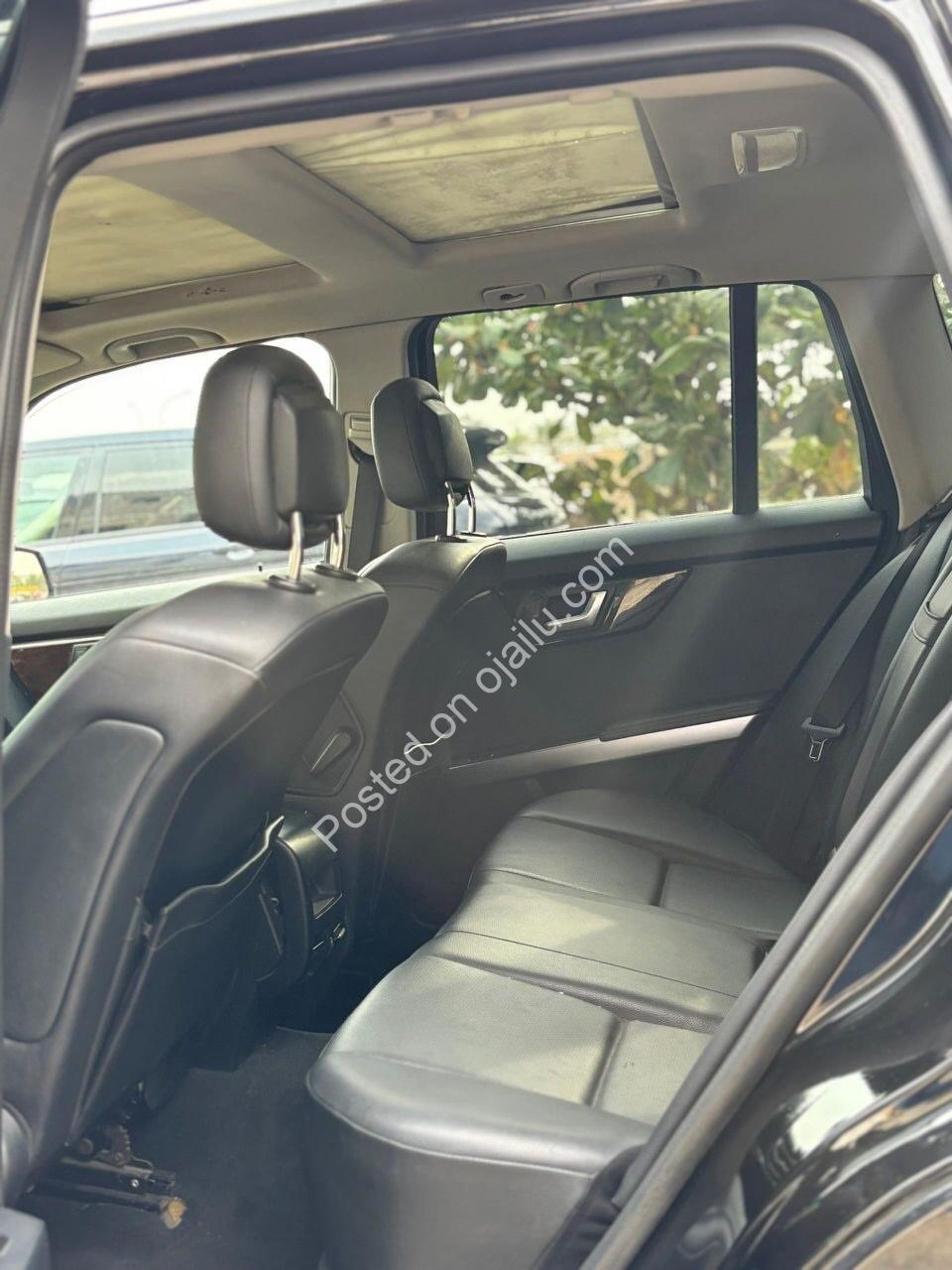 Luxury SUV: Panoramic Roof & Untouched Engine