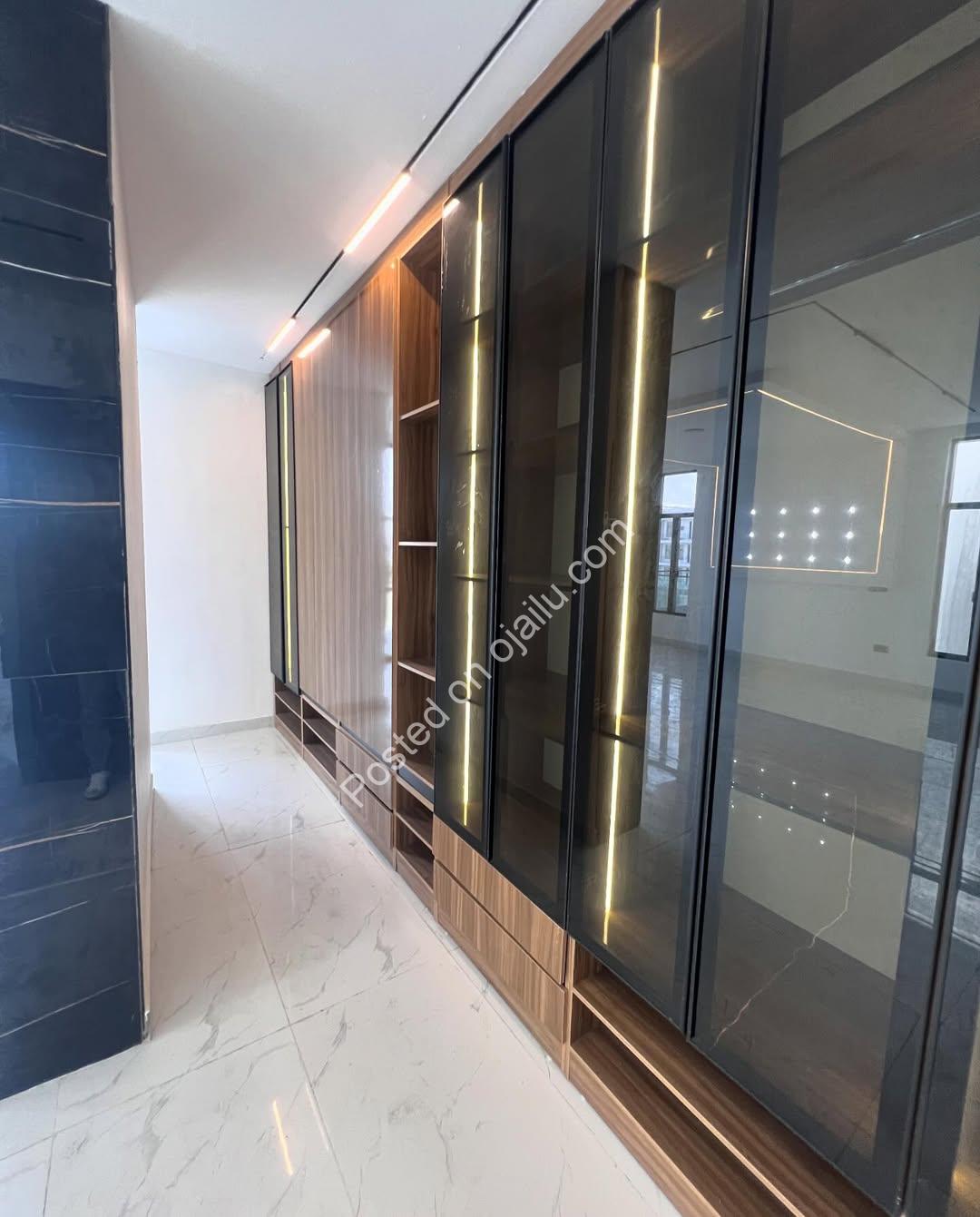 5-Bedroom Lekki Palace: En-Suite Luxury, 700M Naira