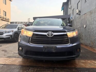 Blue 2016 Highlander: Luxury & Tech for 24M