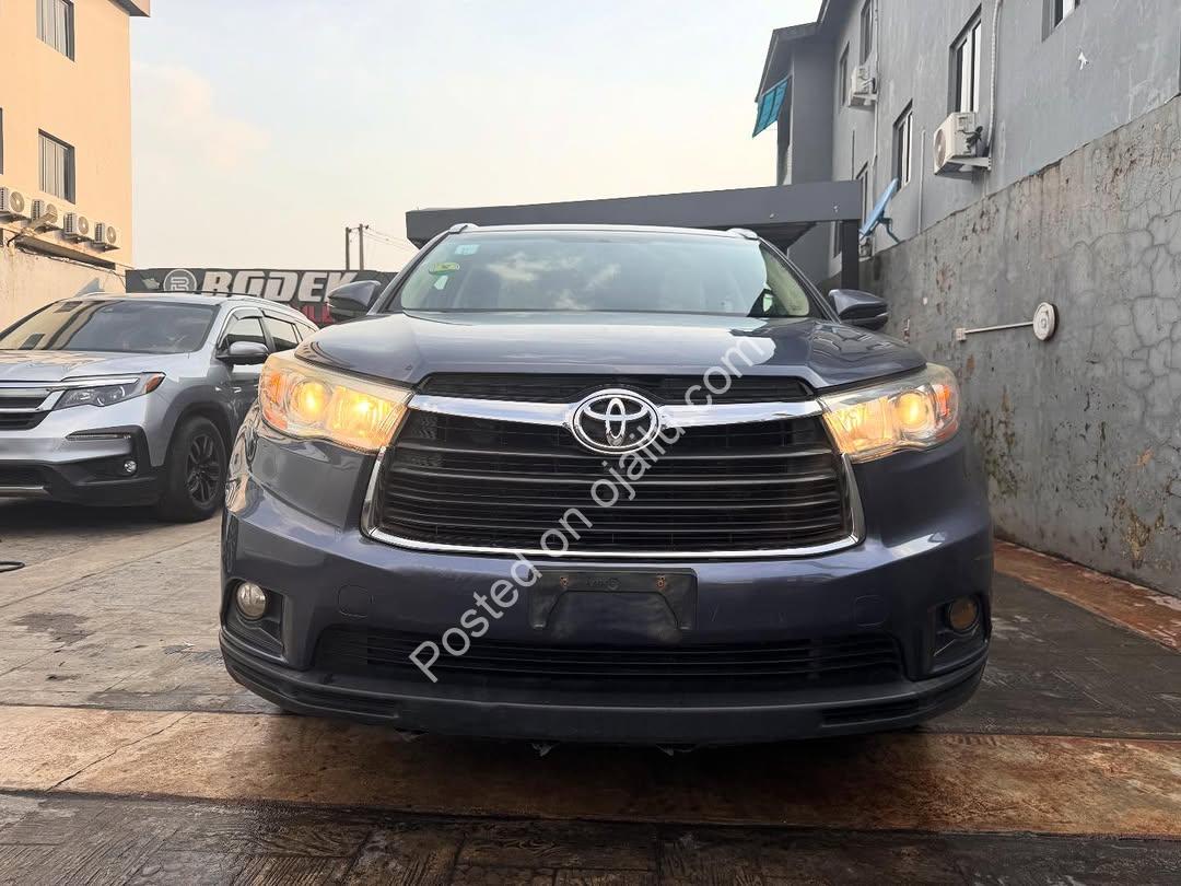 Blue 2016 Highlander: Luxury & Tech for 24M