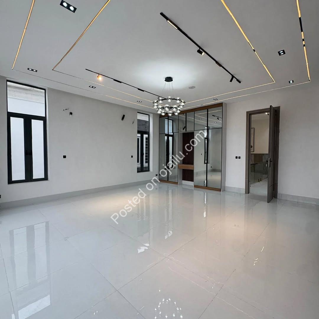 Lekki’s Ultimate 5-Bed Estate with Private Pool