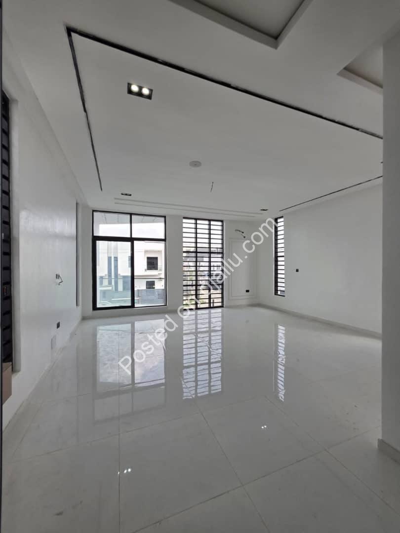 Lekki Luxury: 5-Bed Duplex with Pool & 40% ROI