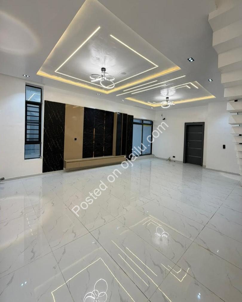 Exquisite 5-Bed VGC Haven with Pool & Luxury Finishes