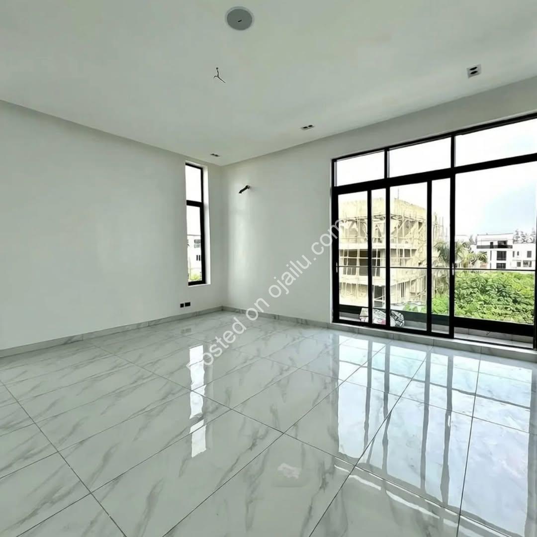 Elegant 5-Bedroom Oasis with Pool in Lekki