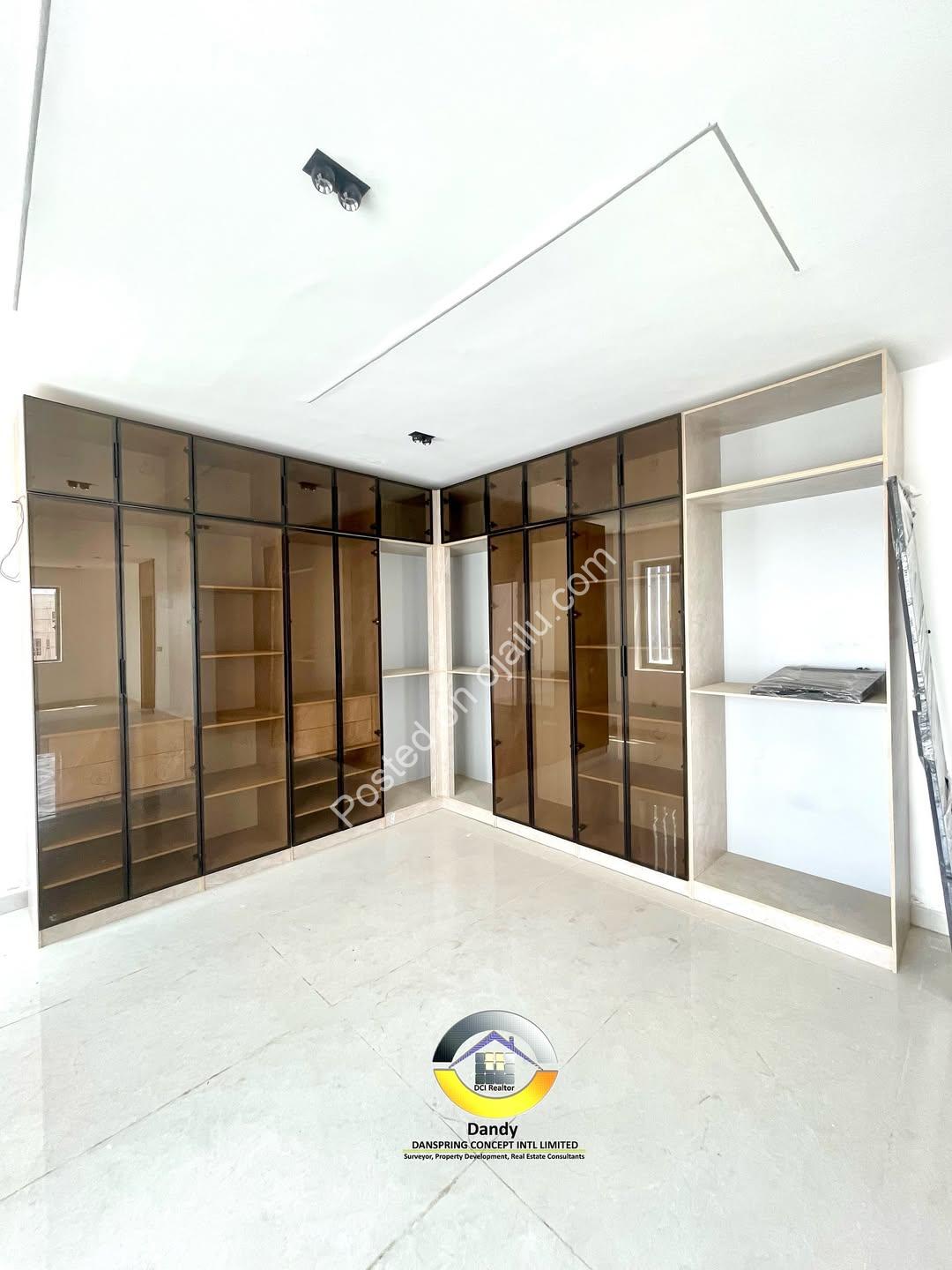 Lekki’s Ultimate 5-Bedroom Poolside Estate