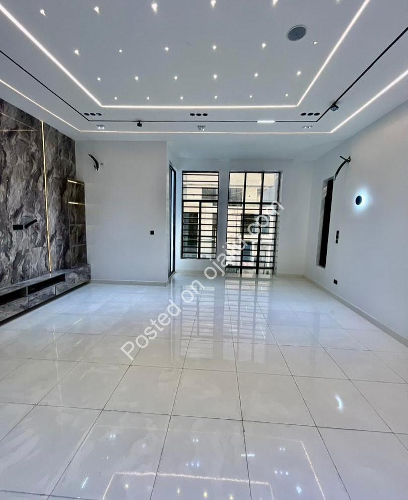 5-Bedroom Haven with Pool & Jacuzzi in Flood-Free Chevron