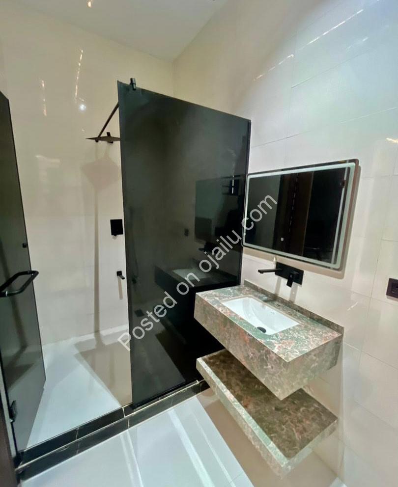 5-Bedroom Haven with Pool & Jacuzzi in Flood-Free Chevron