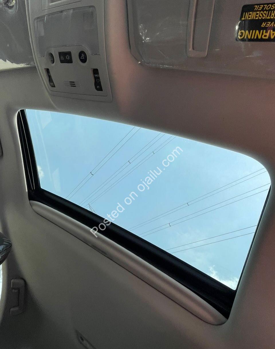 Luxury Lexus ES350: Pristine & Loaded