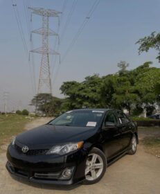 2014 Camry SE: Reverse Camera & Great Value