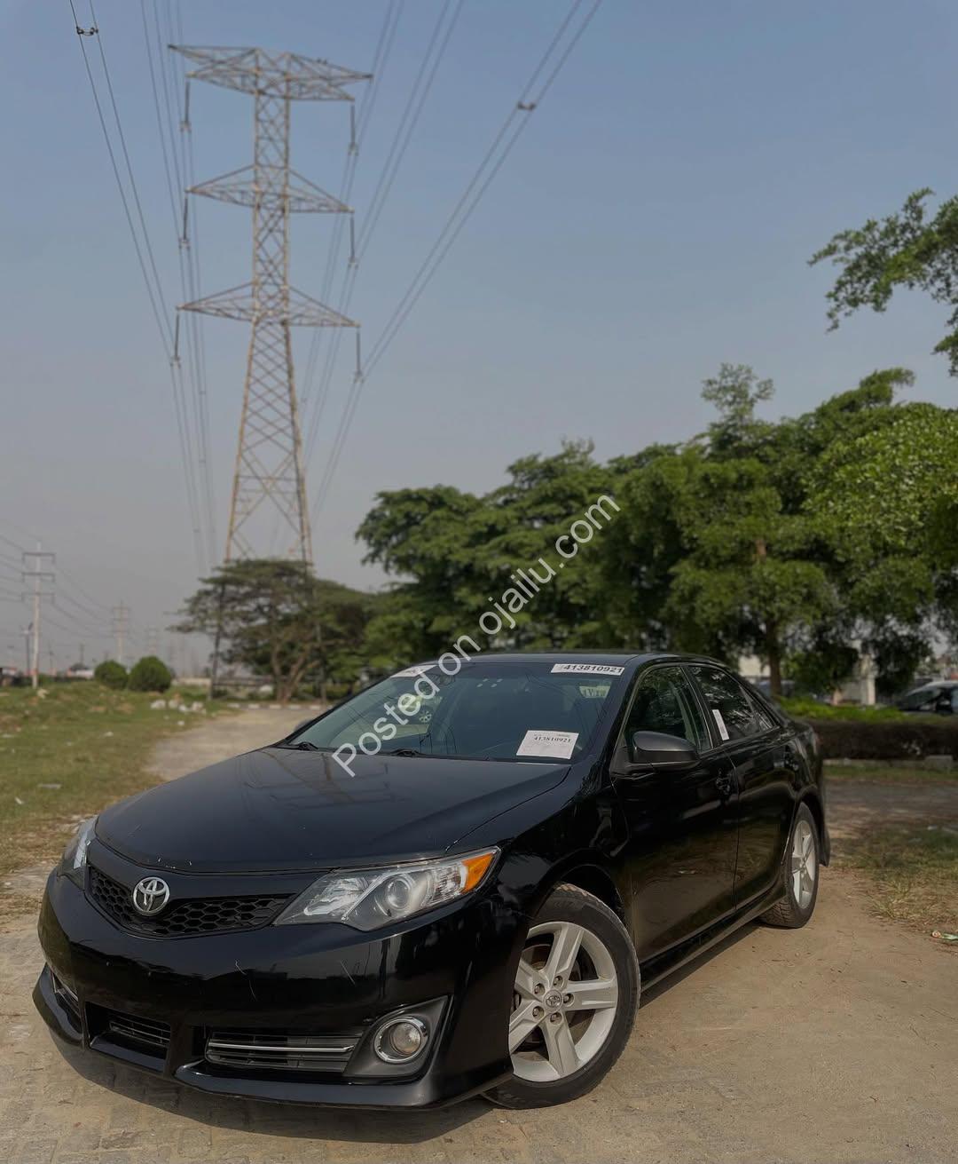 2014 Camry SE: Reverse Camera & Great Value