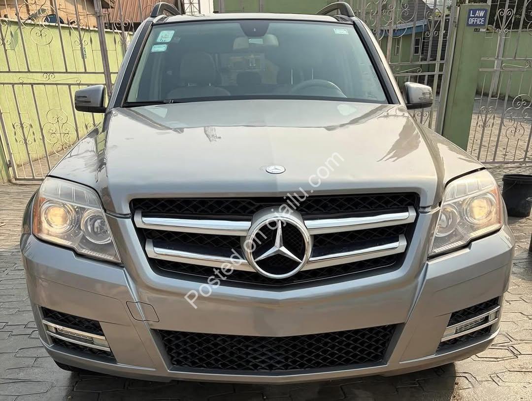 2010 Mercedes GLK350: Pristine & Panoramic