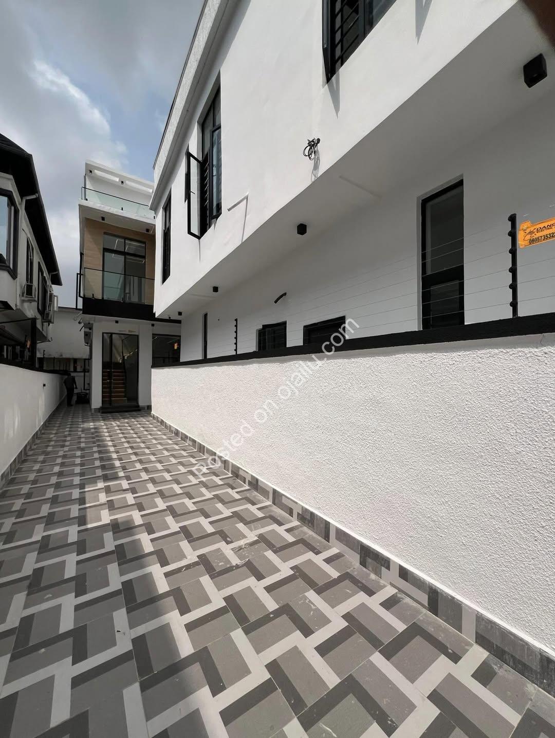 Exquisite 4-Bedroom Duplex in Prime Lekki Estate