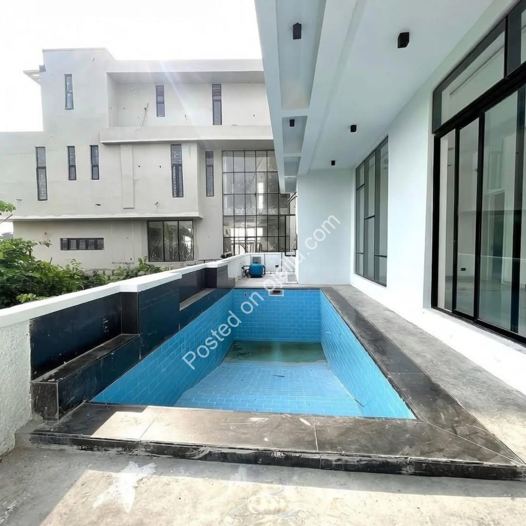 Elegant 5-Bedroom Oasis with Pool in Lekki