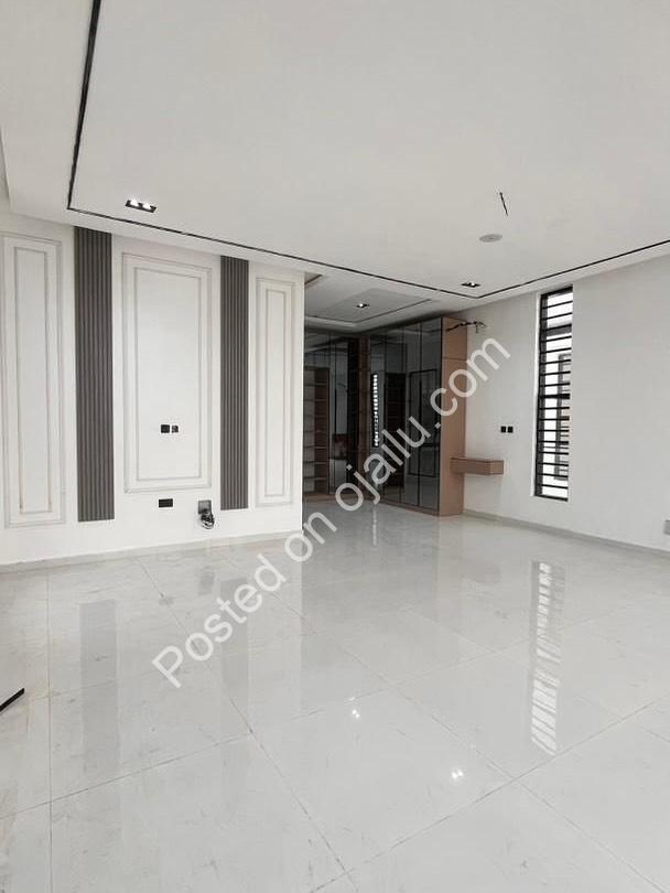 Chevron’s Crown Jewel: 5-Bed Duplex with Pool & BQ