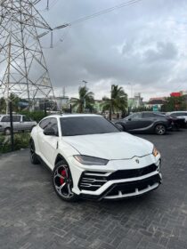 2020 Lamborghini Urus: Mint