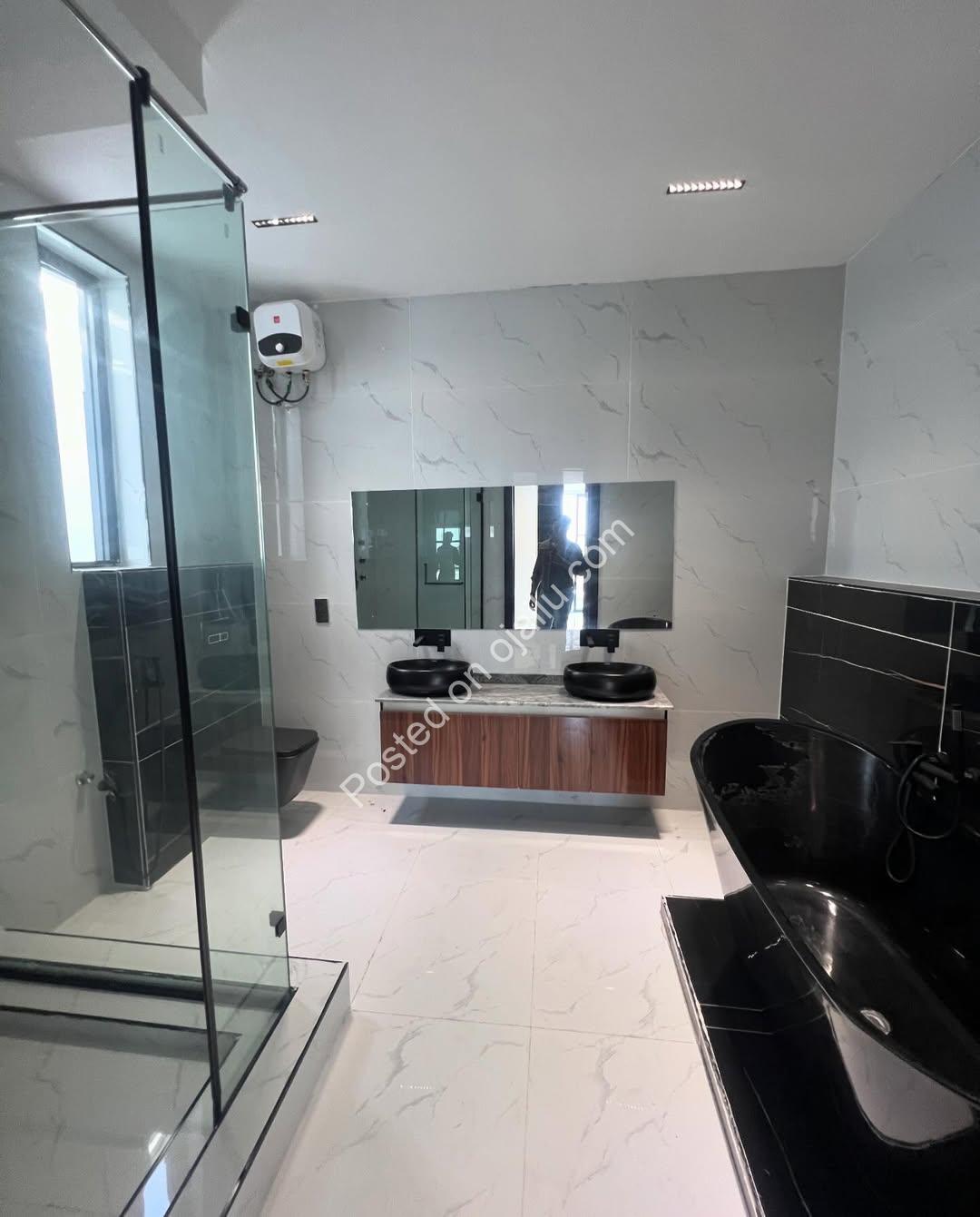 5-Bedroom Lekki Palace: En-Suite Luxury, 700M Naira