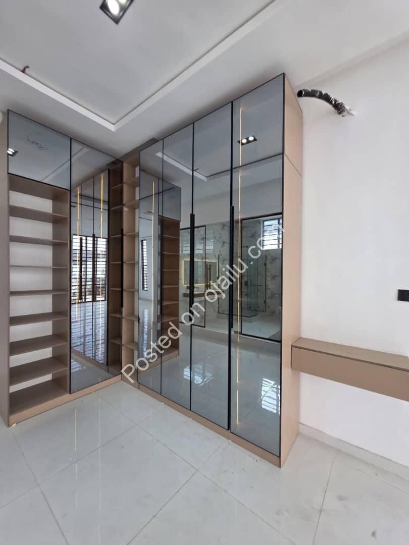 Lekki Luxury: 5-Bed Duplex with Pool & 40% ROI