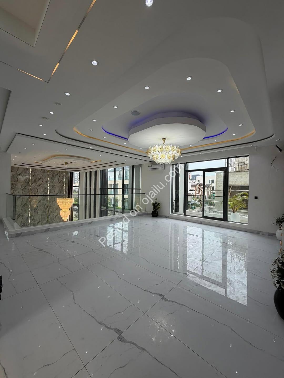 Stunning 5-Bed Duplex with Cinema & Pool in Lekki