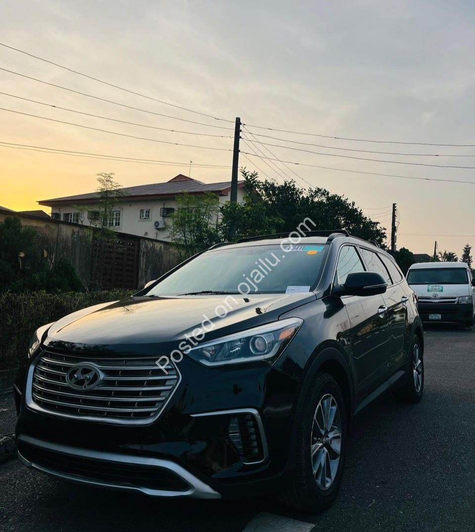 2017 Hyundai Santa Fe: Accident-Free & Keyless Entry