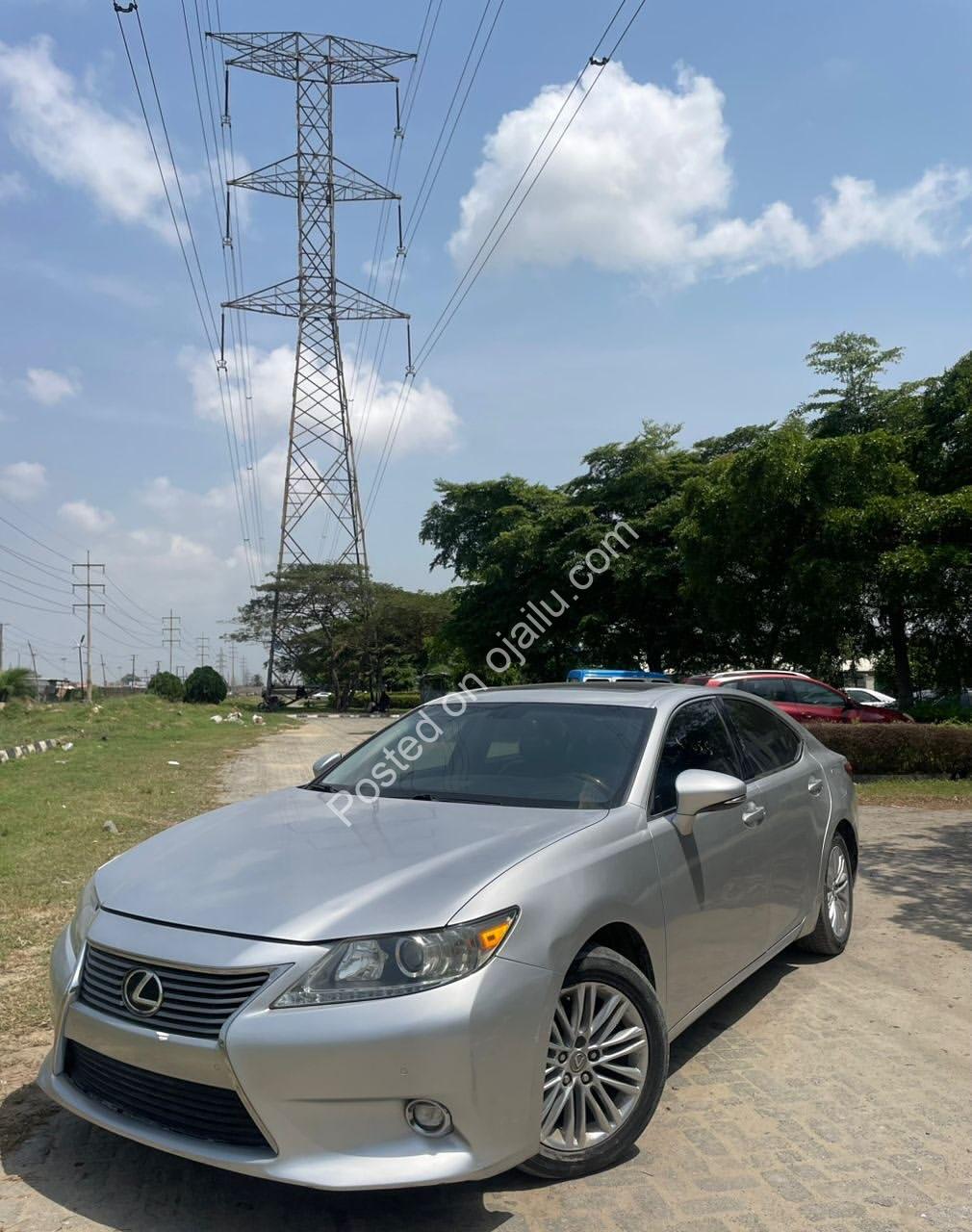 Luxury Lexus ES350: Pristine & Loaded