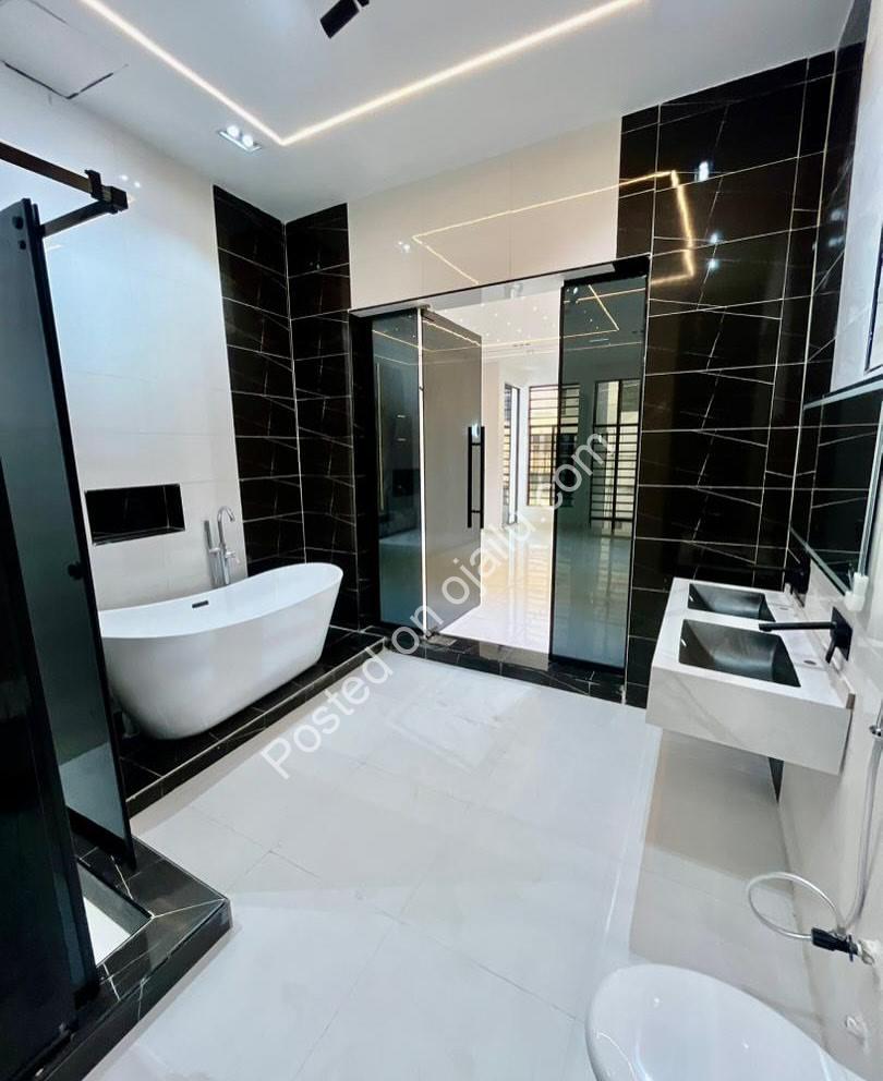 5-Bedroom Haven with Pool & Jacuzzi in Flood-Free Chevron